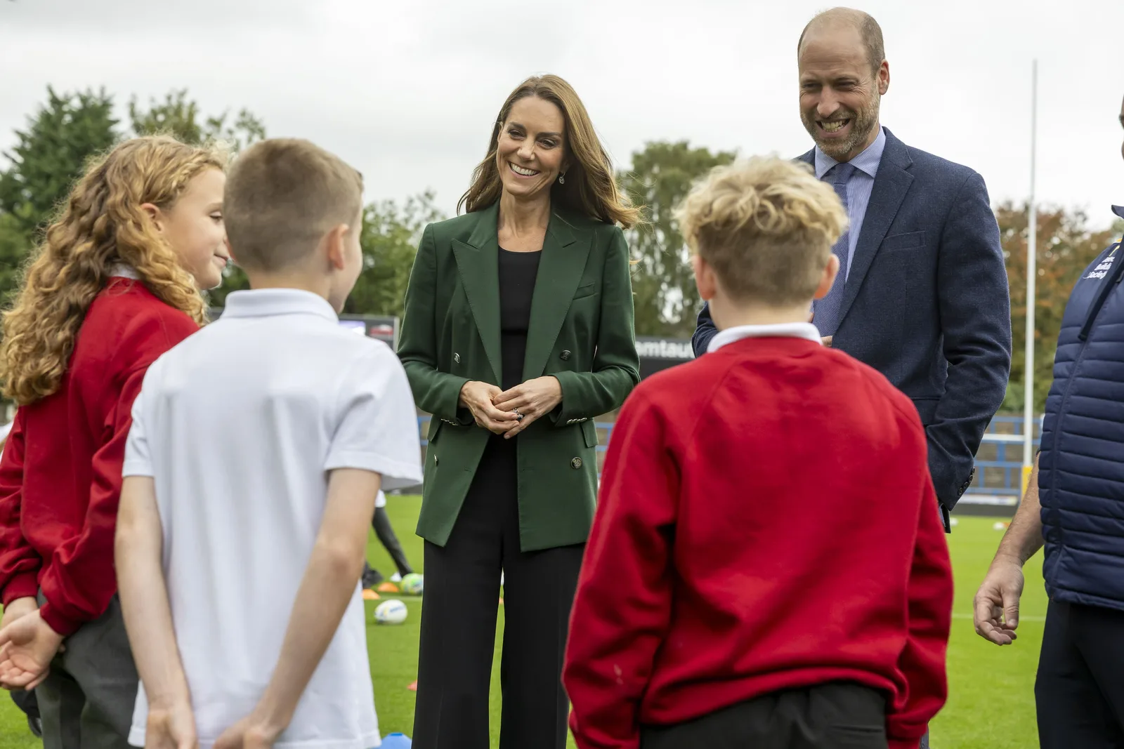 Kate e William visitam clube de rúgbi e destacam legado de Rob Burrow