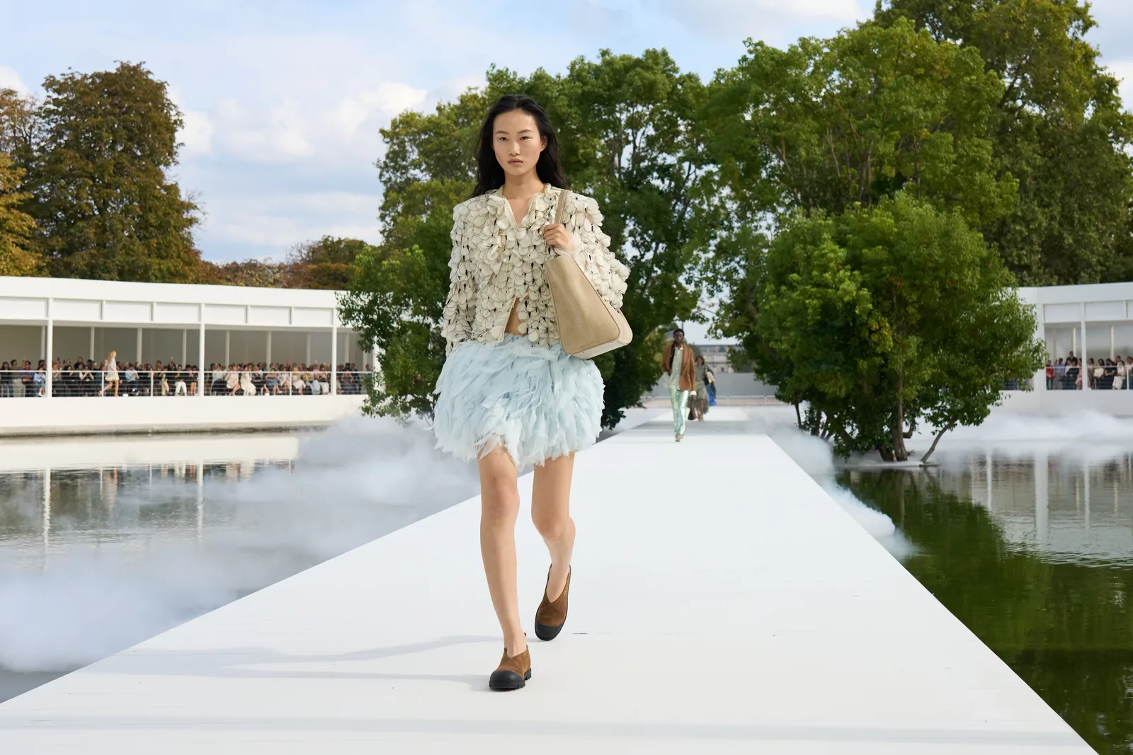 Dior leva alfaiataria fluida e referências botânicas ao verão 2027