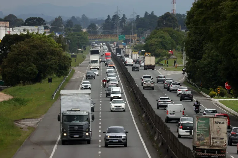 Neblina e lentidão marcam retorno pela BR-277 no Paraná