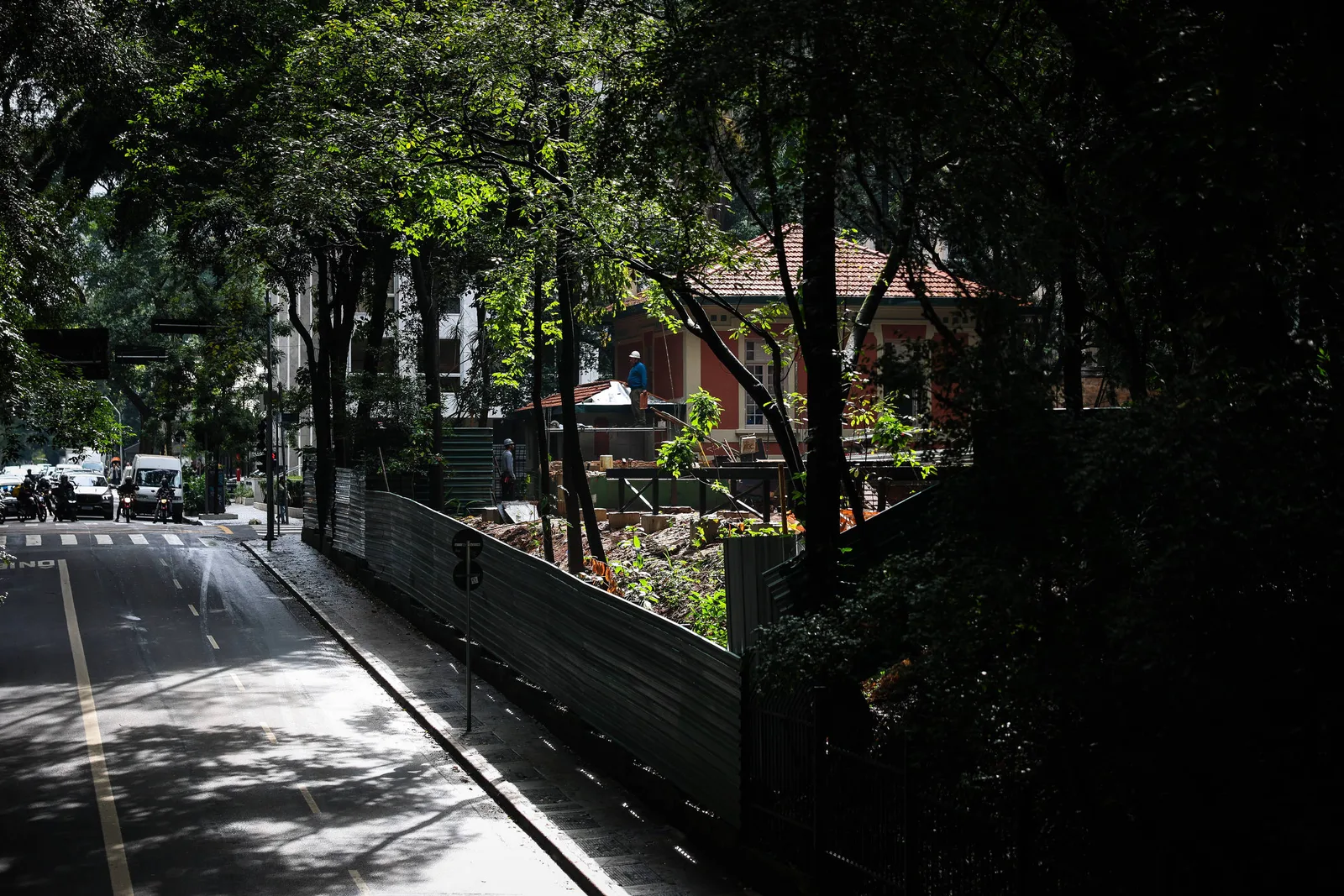 Obras de restaurante no Trianon são suspensas após questionamento sobre árvores