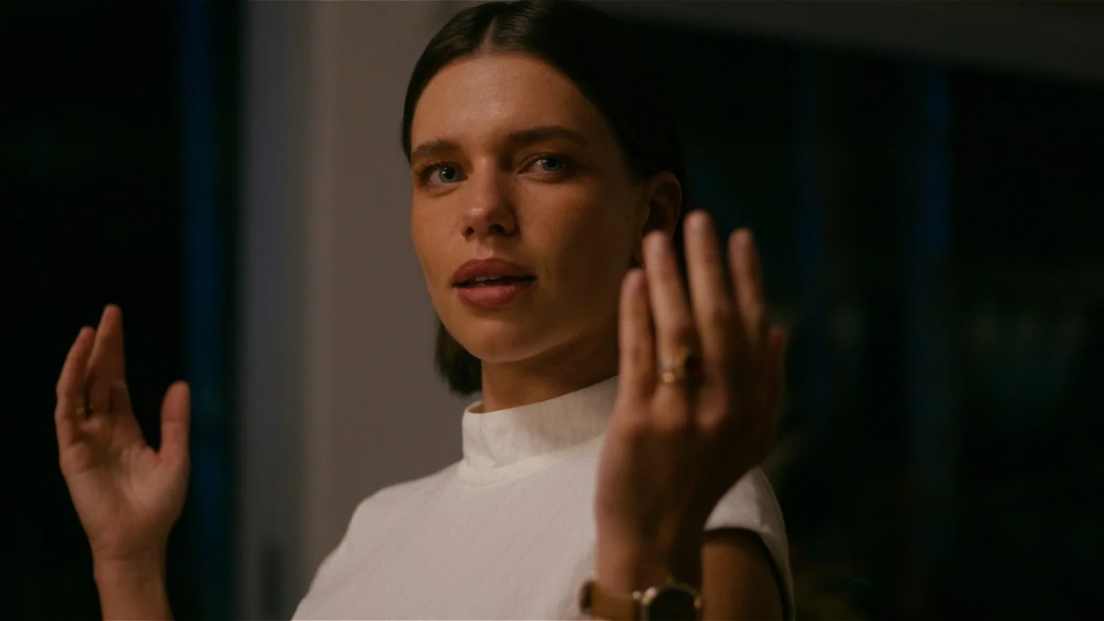 Bruna Linzmeyer interpreta coach ultraconservadora em terror brasileiro
