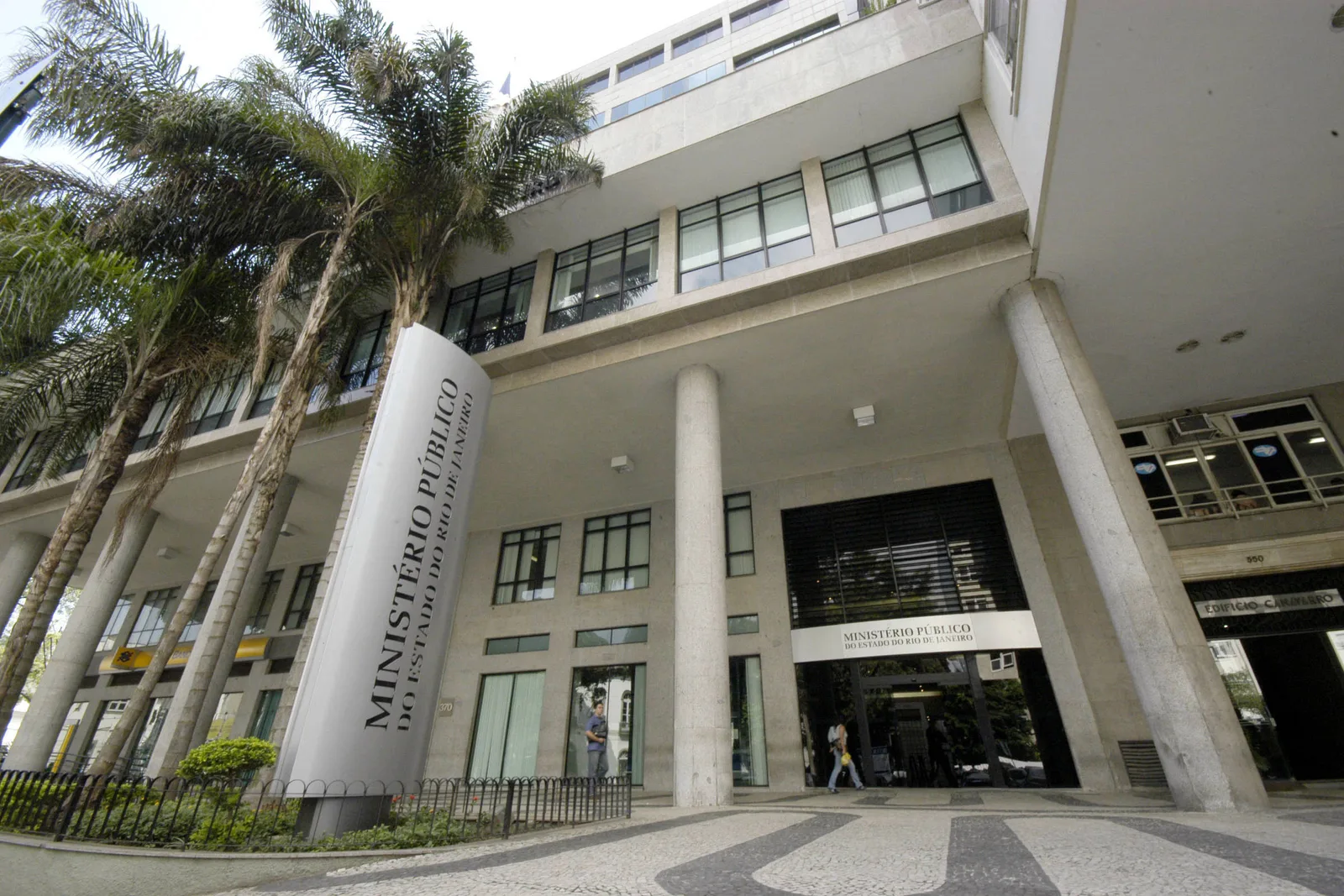 Policiais civis são presos por suspeita de extorsão contra empresários em São Gonçalo