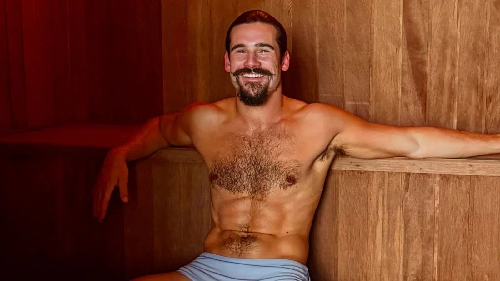 Nicolas Prattes compartilha fotos de sunga em sauna e recebe comentários sobre Sabrina Sato