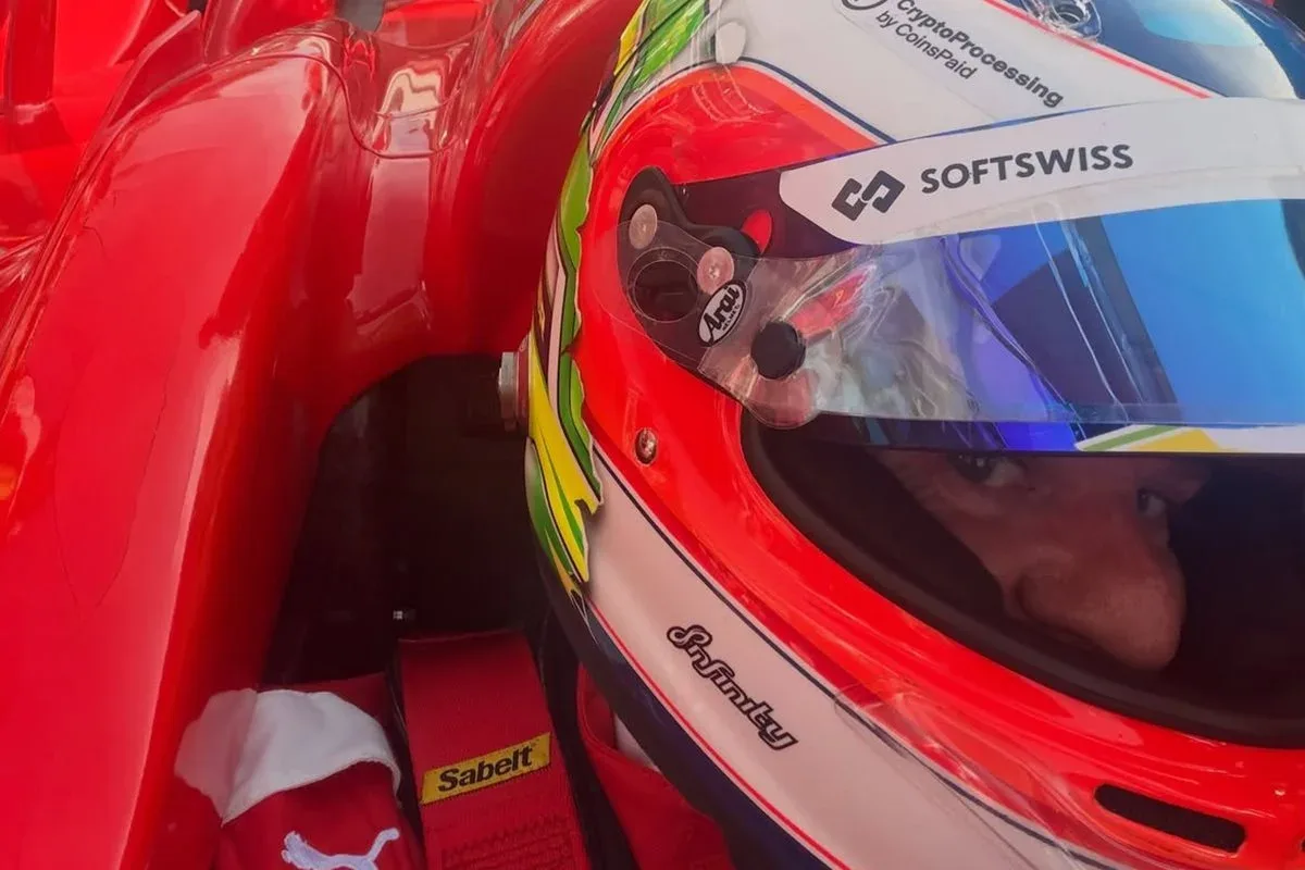 Barrichello pilota Ferrari F2002 de Schumacher antes do GP da Itália