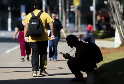 Menos jovens fora da escola e do trabalho, mas desafios educacionais persistem