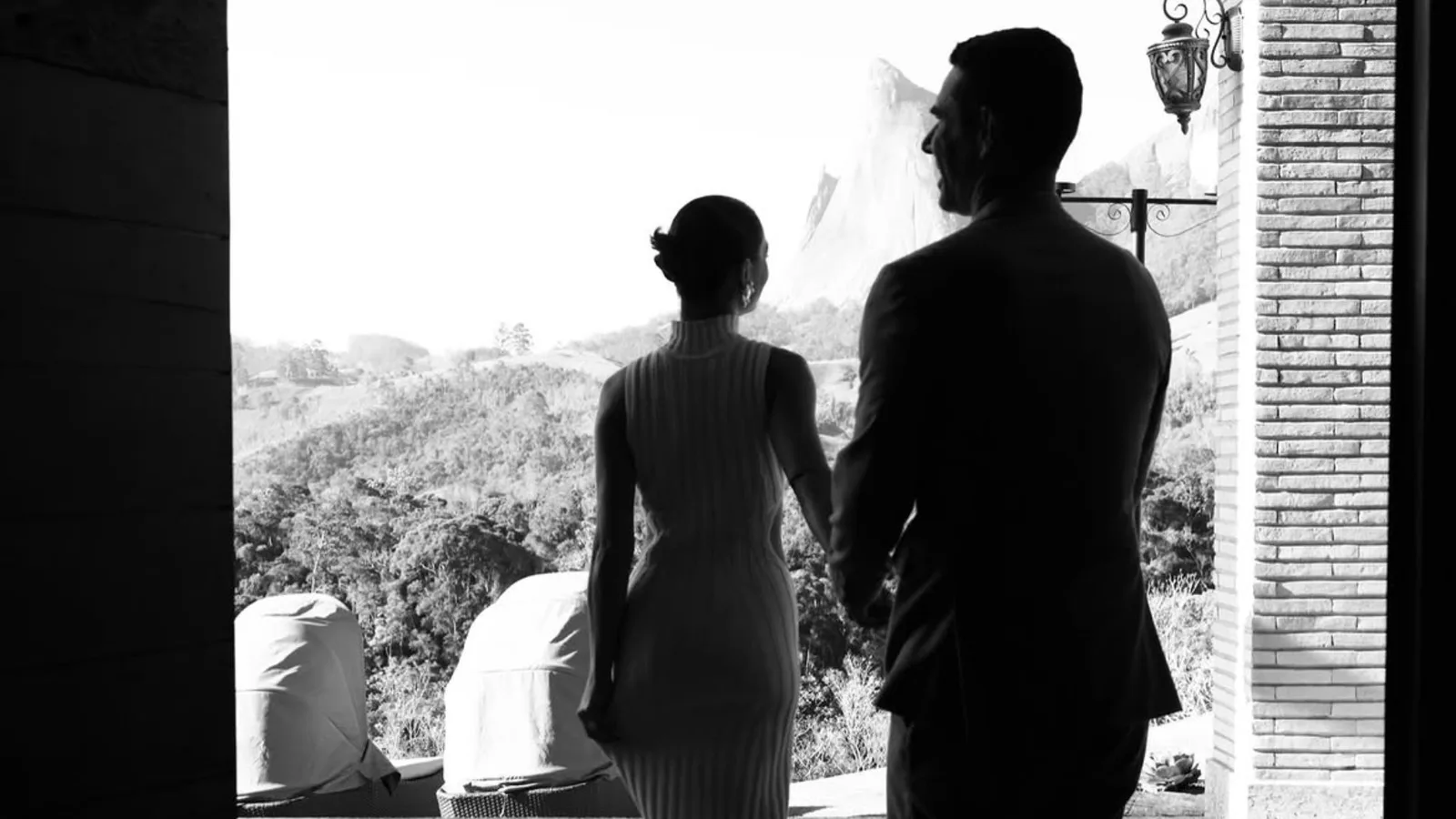 Isis Valverde compartilha fotos românticas com Marcus Buaiz e se declara