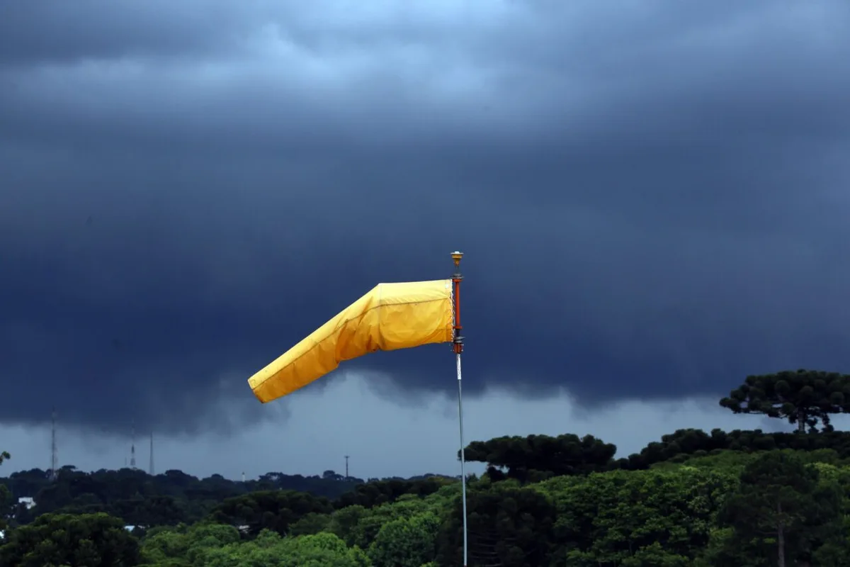 Famílias no Paraná recebem orientações para agir antes, durante e depois de tornados