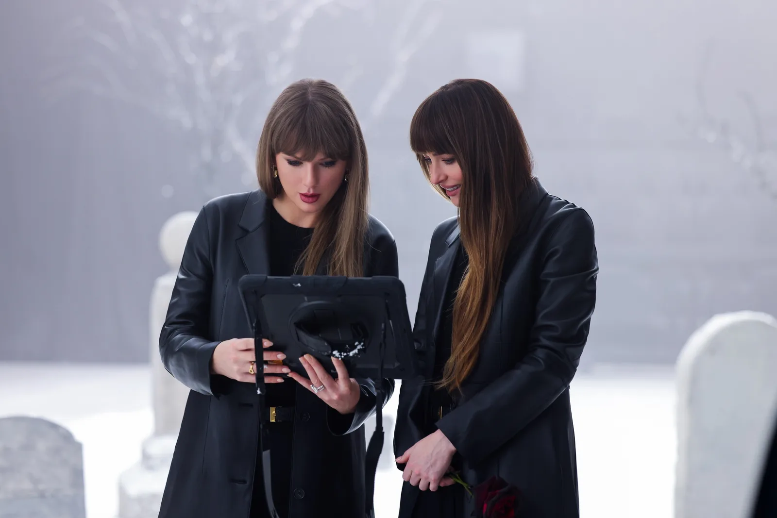 Taylor Swift amplia recorde no VMA e estreia clipe com Dakota Johnson