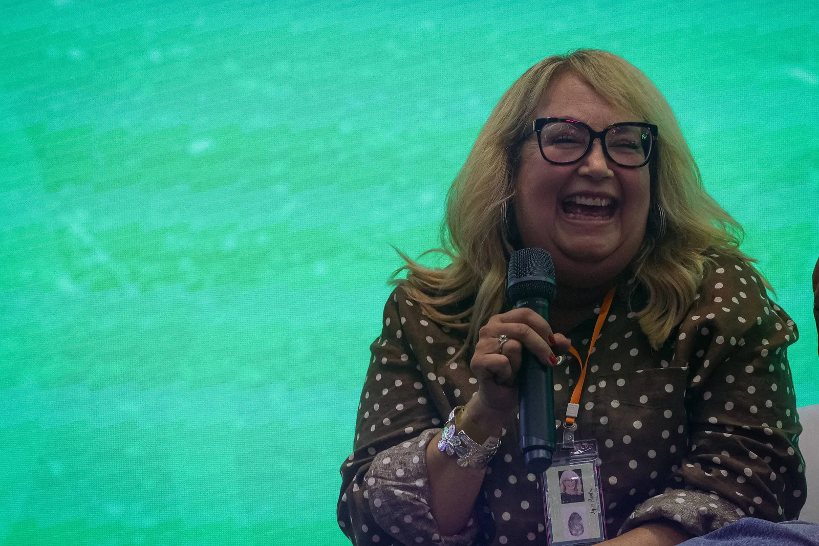 Chuva não impede aglomeração de fãs de Lynn Painter na Bienal de São Paulo