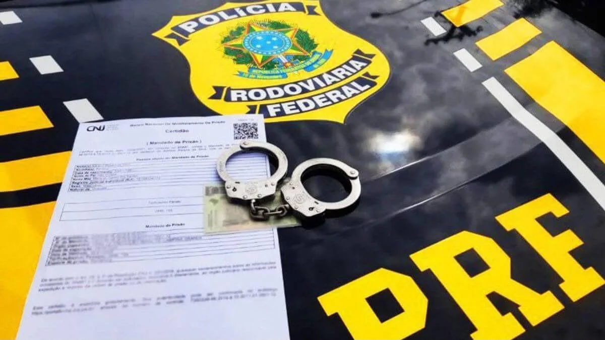 Mandados de prisão levam quatro homens à delegacia após abordagem na BR-116