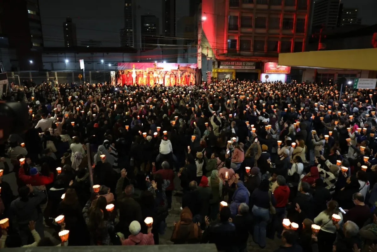 Via-Sacra luminosa e show de Padre Reginaldo marcam festa em Curitiba