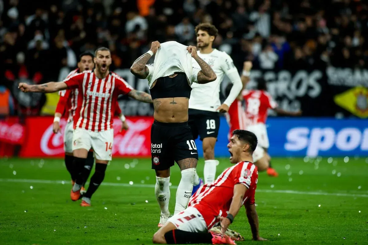 Memphis admite dor após pênalti e promete seguir no Corinthians