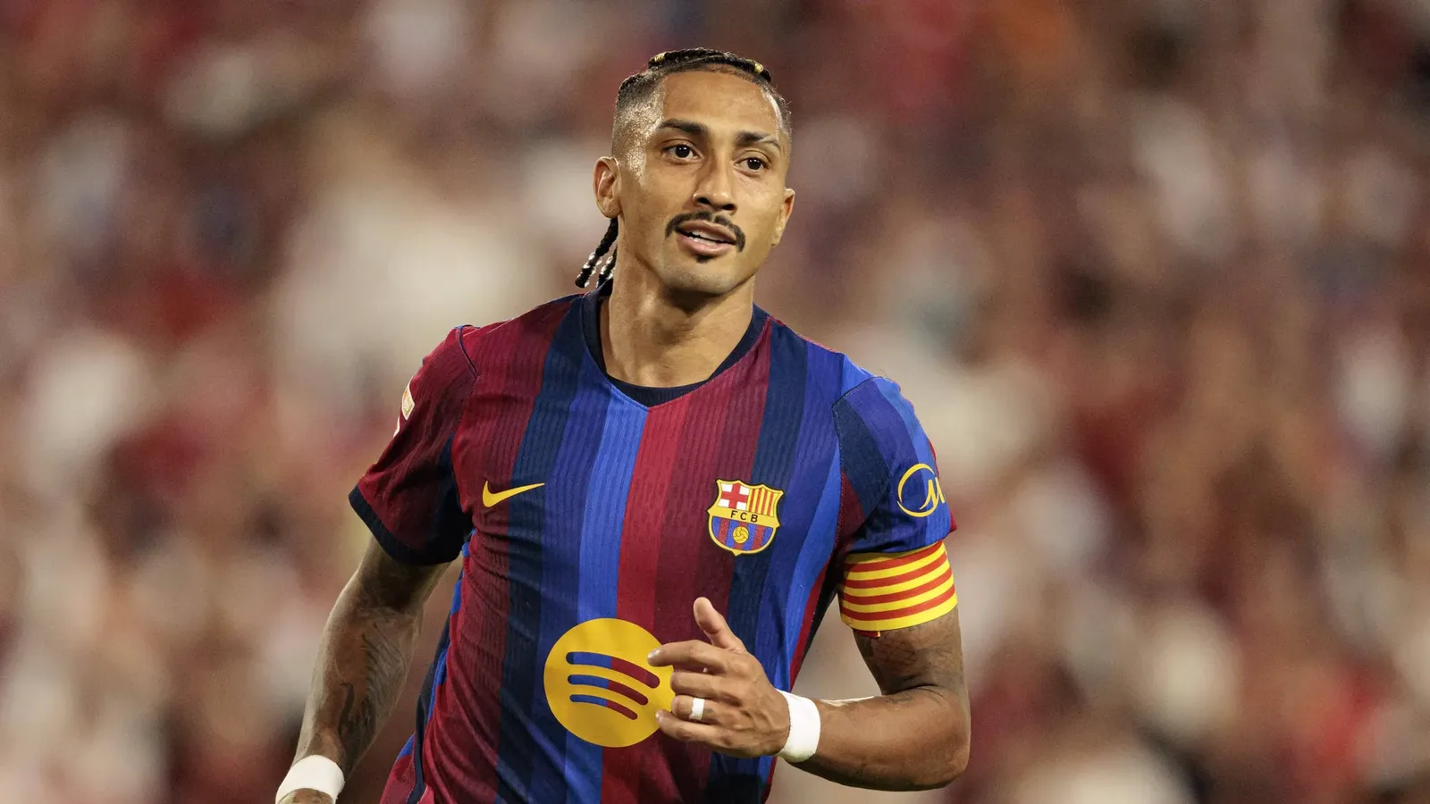 Raphinha faz três gols, supera Messi e ganha elogios antes da seleção
