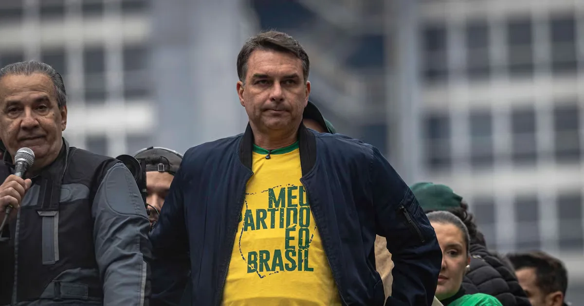 Flávio Bolsonaro voltou dos EUA ao Brasil no mesmo jato de Vorcaro usado por Moraes, diz revista