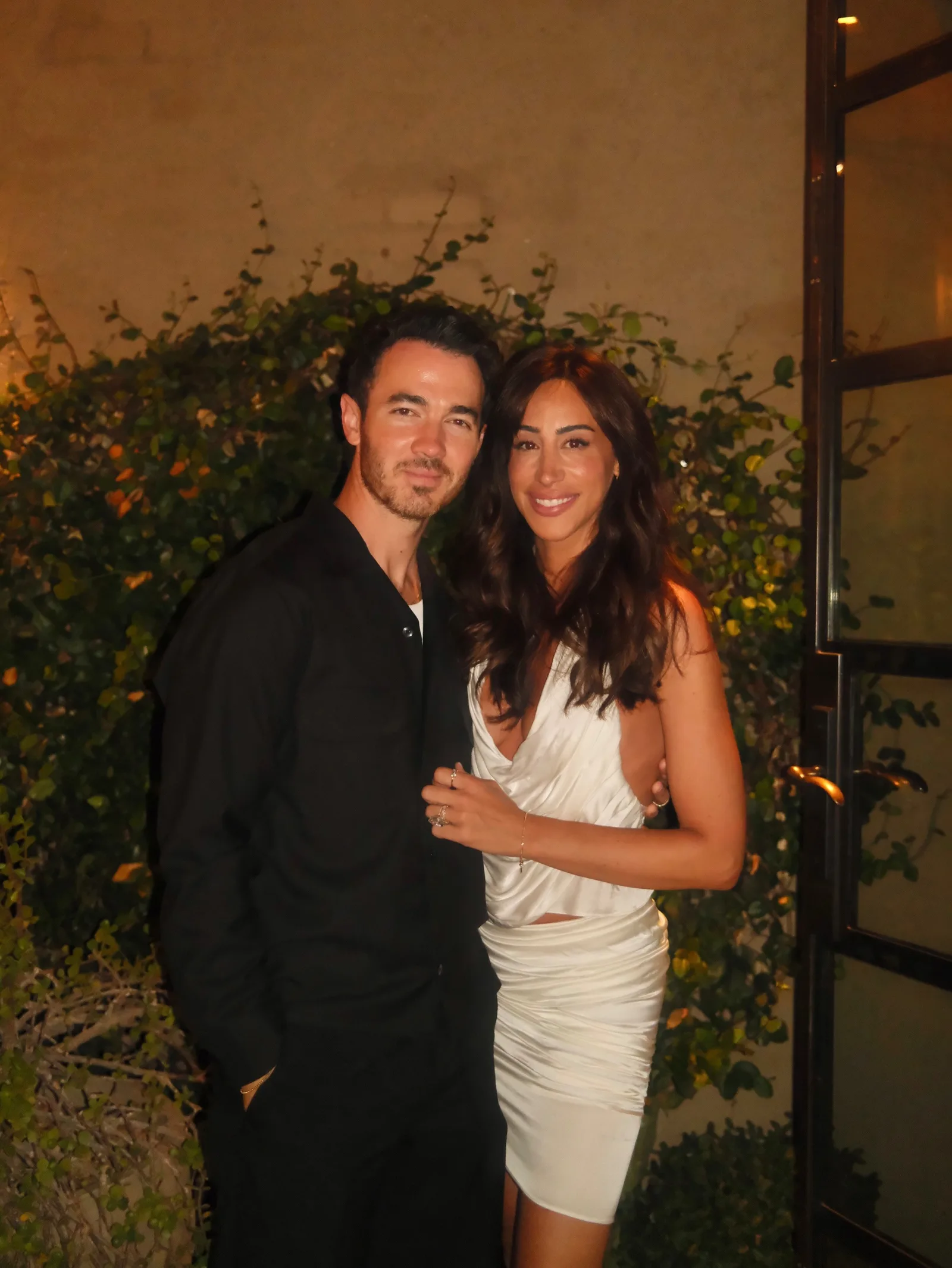 Kevin Jonas comemora aniversário de Danielle com festa e declaração de amor