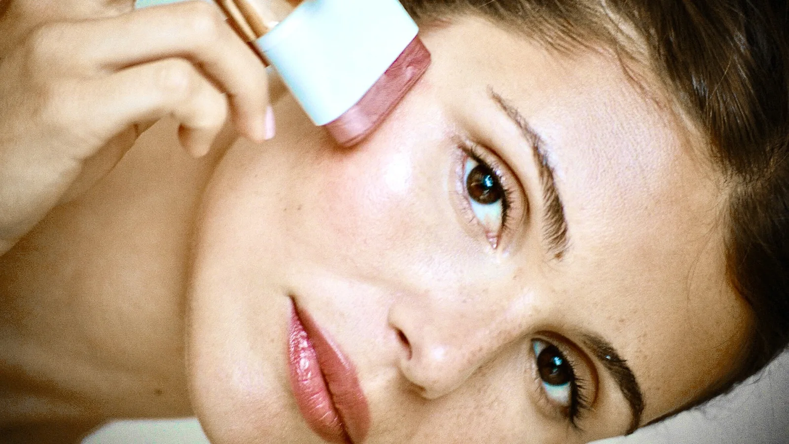 Skincare em stick: eficácia depende da fórmula e dos cuidados no uso