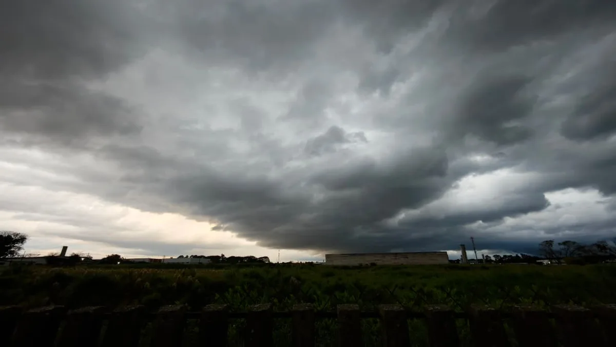 Defesa Civil alerta para vento, granizo e chuva forte em Curitiba