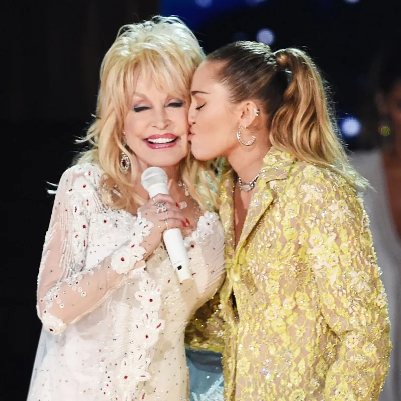 Miley Cyrus conta que Dolly Parton a convenceu a cantar no Grammy