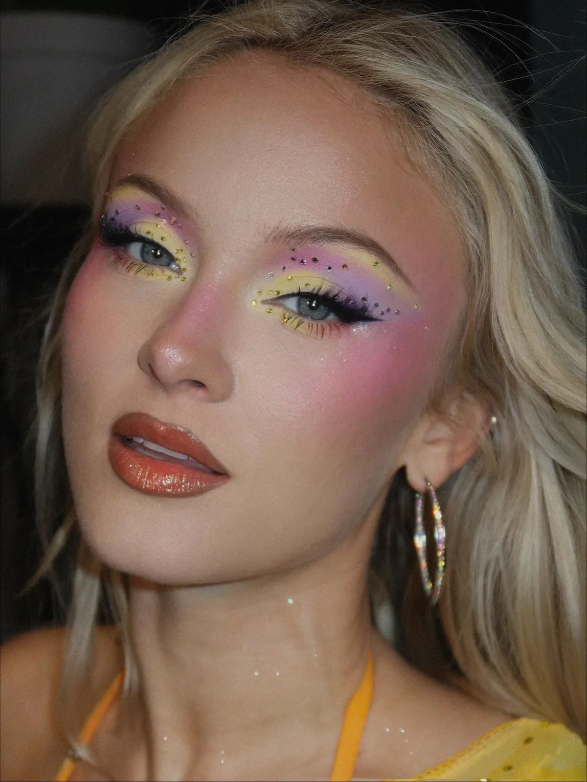 Zara Larsson leva maquiagem maximalista e cheia de brilho ao Rock in Rio