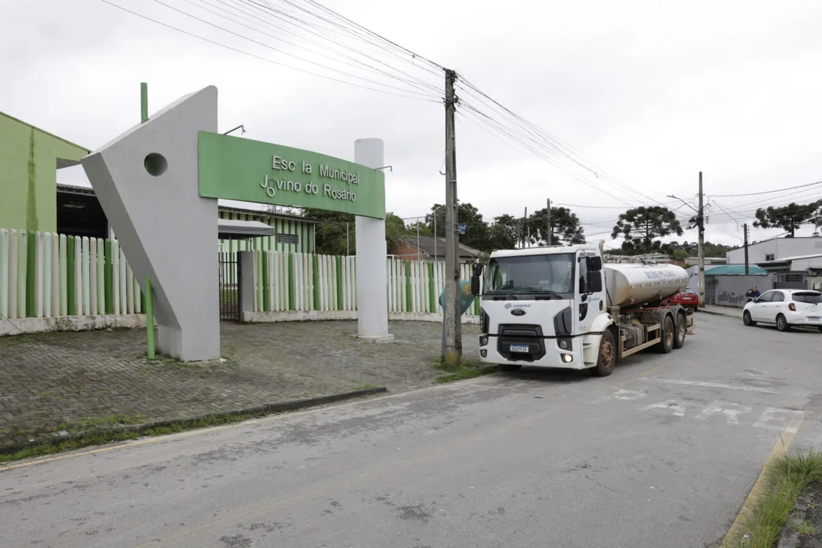 Sanepar usa caminhões-pipa para abastecer serviços públicos em Colombo