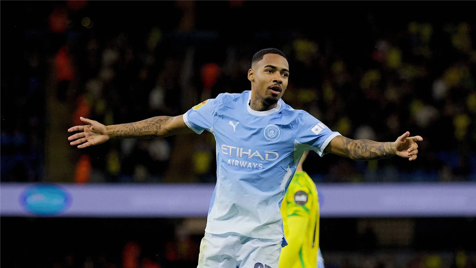 Allan estreia com gol e assistência em goleada do Manchester City