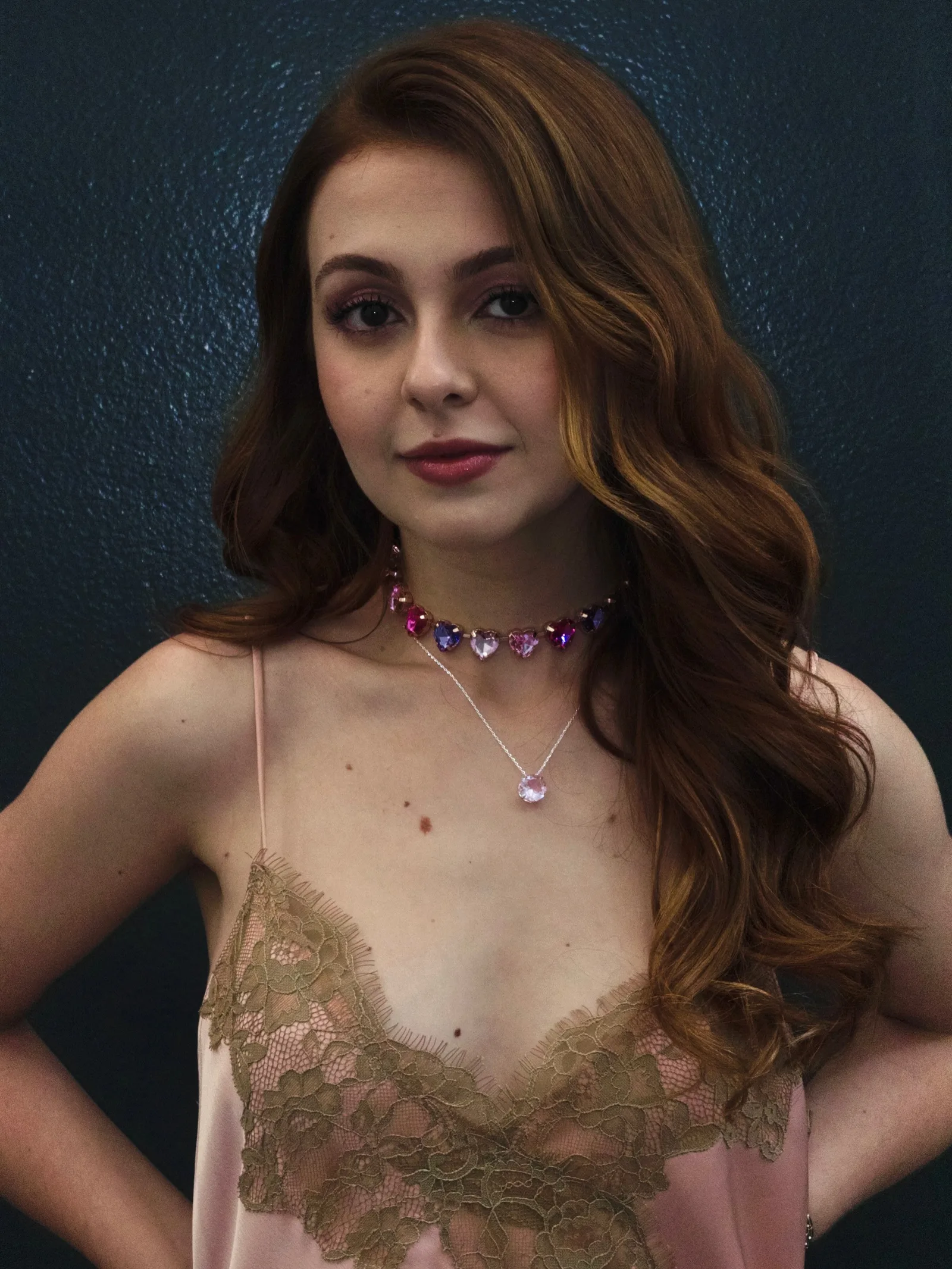 Klara Castanho mostra look com vestido rosé e acessórios de corações