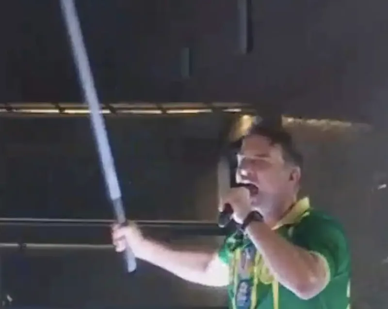 Flávio Bolsonaro apresenta propostas de segurança em ato no Recife