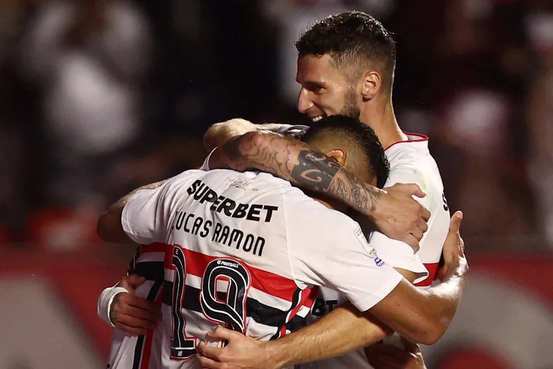 São Paulo vence Atlético-MG por 2 a 0 e abre oito pontos do Z4