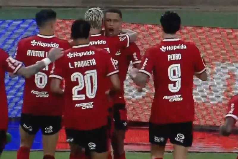 Samuel Lino decide sob chuva, e Flamengo encosta no topo do Brasileirão