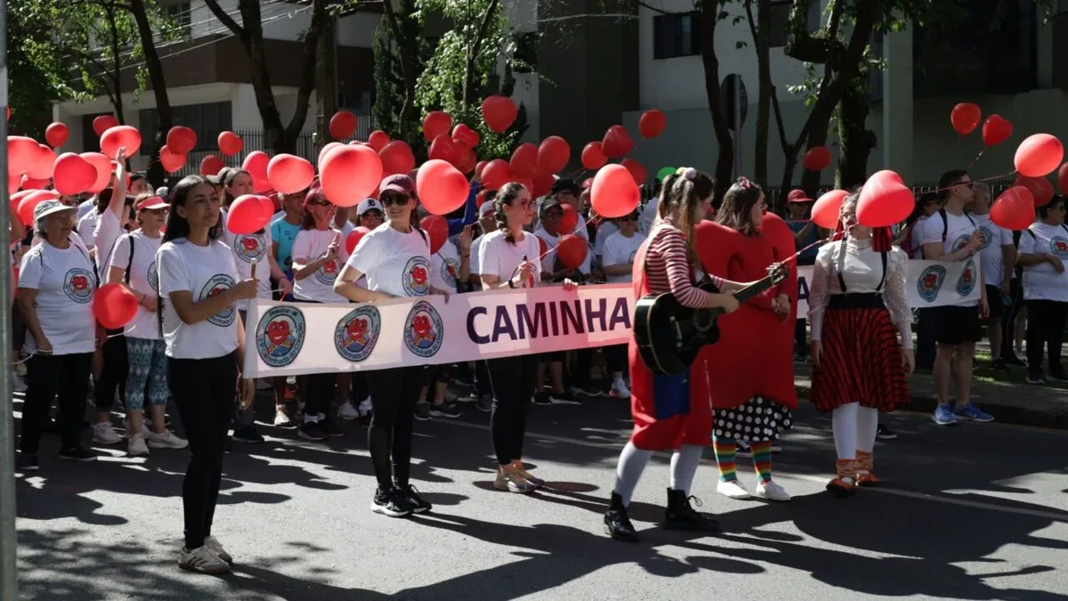 Caminhada do Coração percorre 4,5 quilômetros em Curitiba