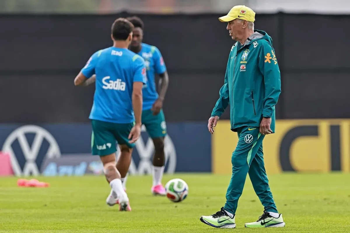 Brasil muda desenho tático e deixa vaga no gol aberta contra a Austrália