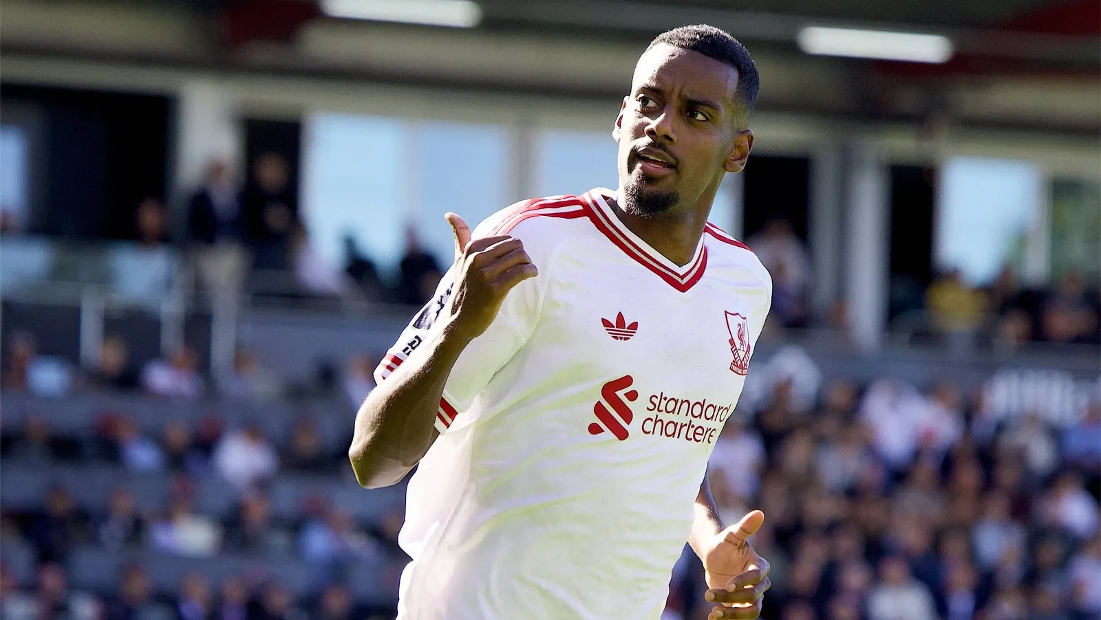 Isak decide no fim, e Liverpool passa pelo Bournemouth fora de casa