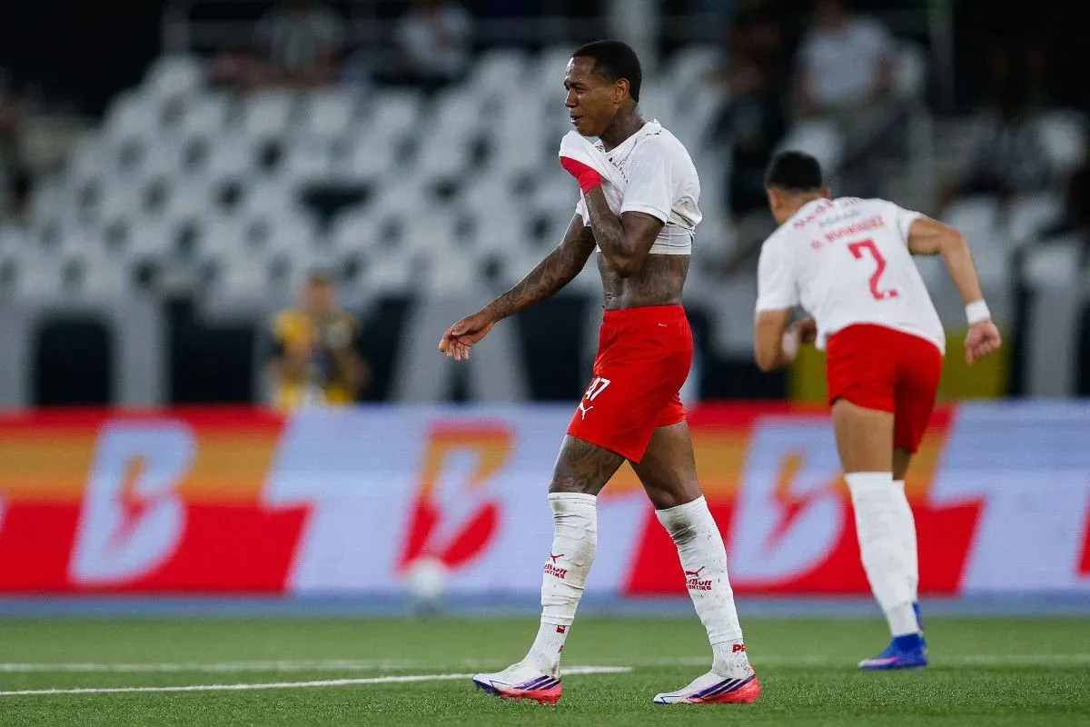 Bragantino tenta reverter expulsão de Wallace Yan antes de jogo com o Flamengo