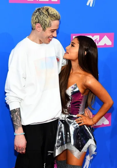 Pete Davidson critica pressão sobre aparência de Ariana Grande