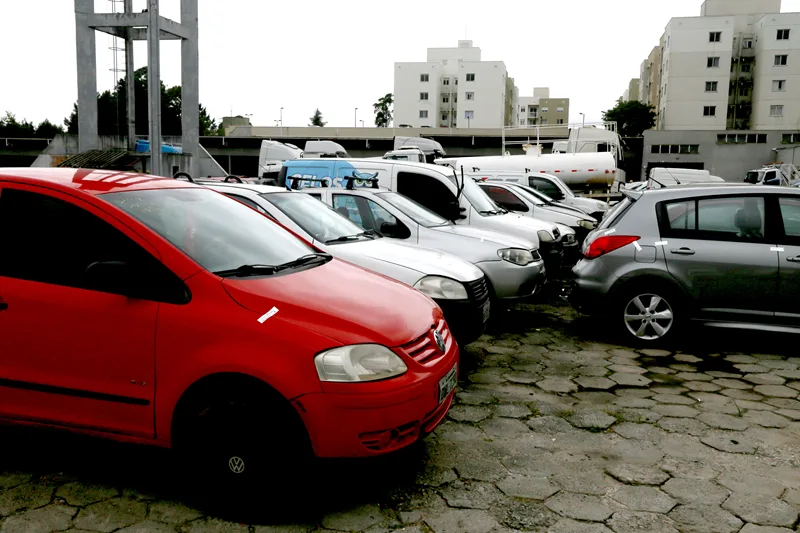 Leilão em Curitiba reúne carros e sucatas em disputa online