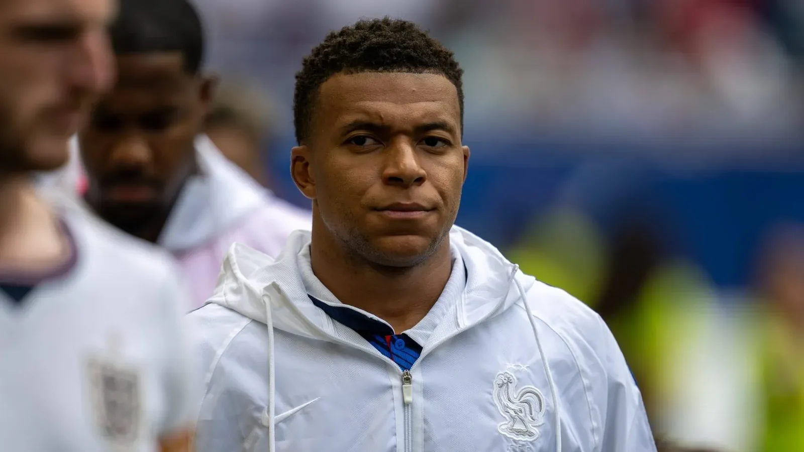 Mbappé destaca força do Bayern e evita pressionar Olise por mudança
