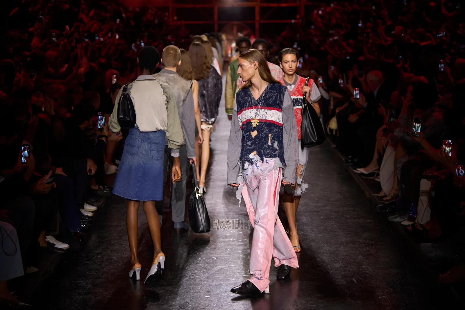 Glenn Martens se despede da Diesel com desfile de ousadia em Milão