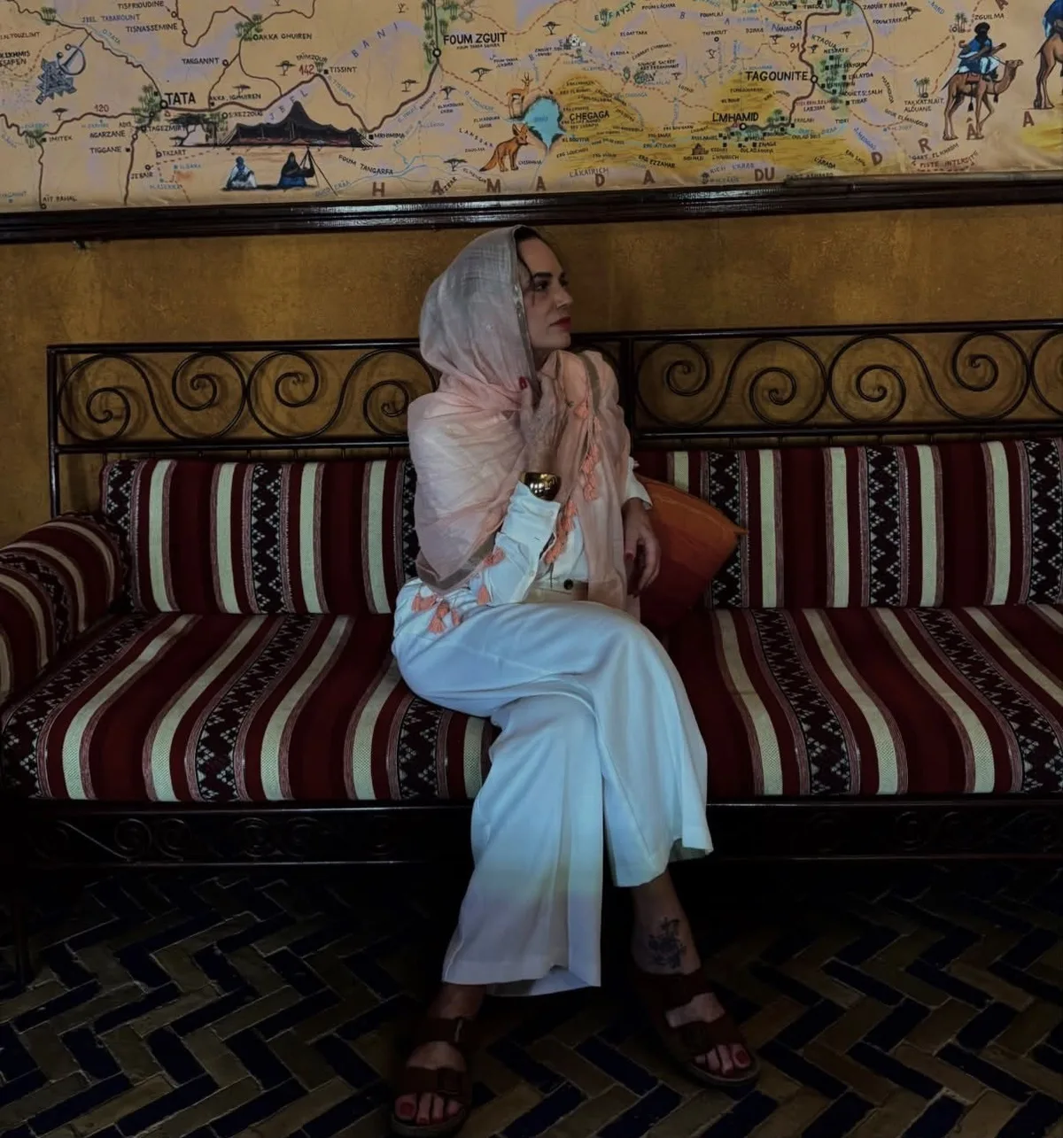 Luiza Brunet posa no Saara durante viagem ao Marrocos