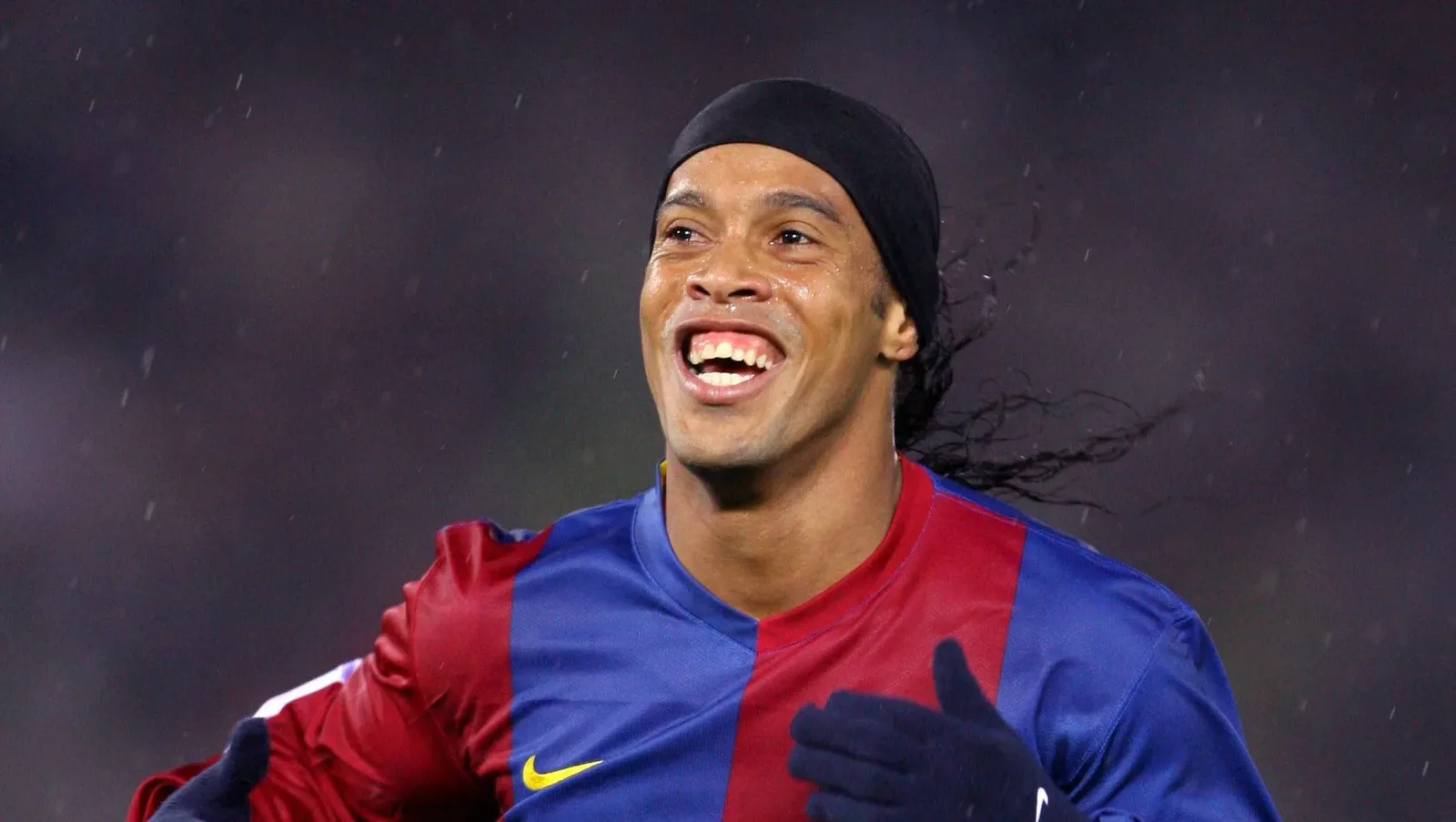 Ronaldinho homenageia Frank Rijkaard, técnico que marcou sua era no Barcelona