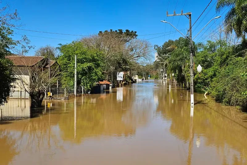 Rio Negro alcança 6,90 metros e mobiliza força-tarefa para nova cheia