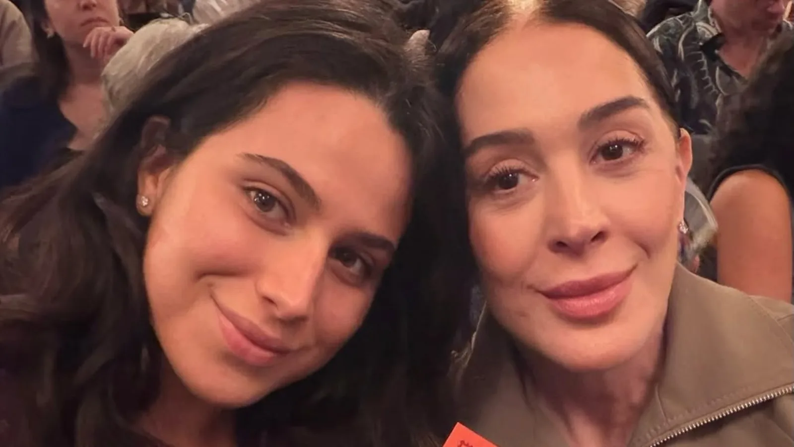 Claudia Raia visita Sophia em Nova York durante pausa na agenda