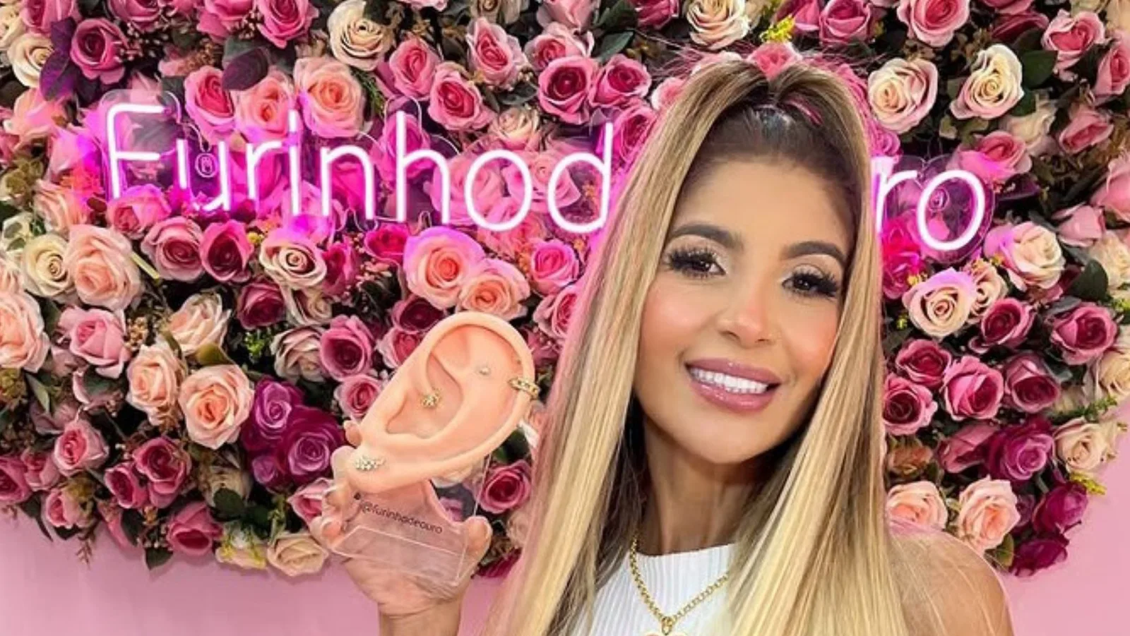 Rachel Strazzeri transformou moedas do cofrinho em negócio de piercings