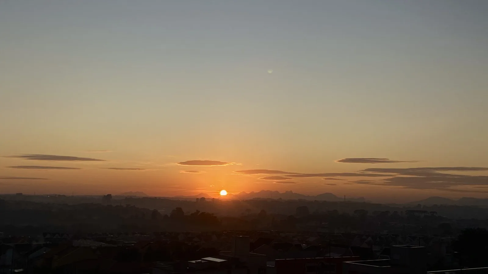 Calor ganha força no Paraná e deve atingir pico entre domingo e segunda