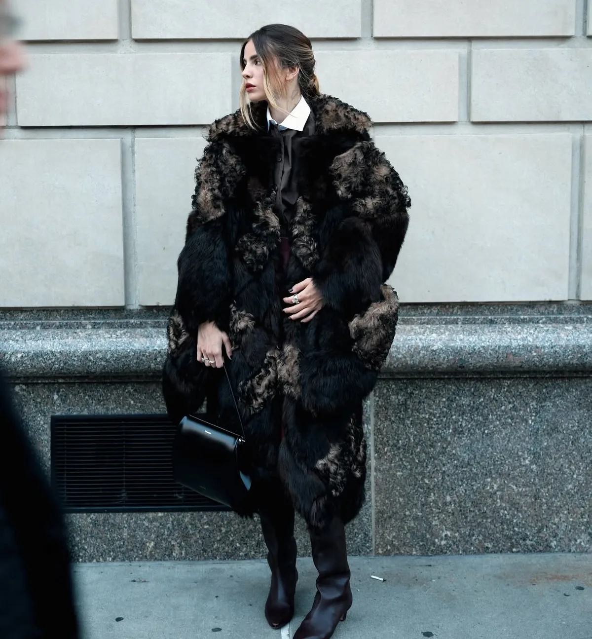Giulia Be combina couro, pelo e alfaiataria em desfile da Calvin Klein
