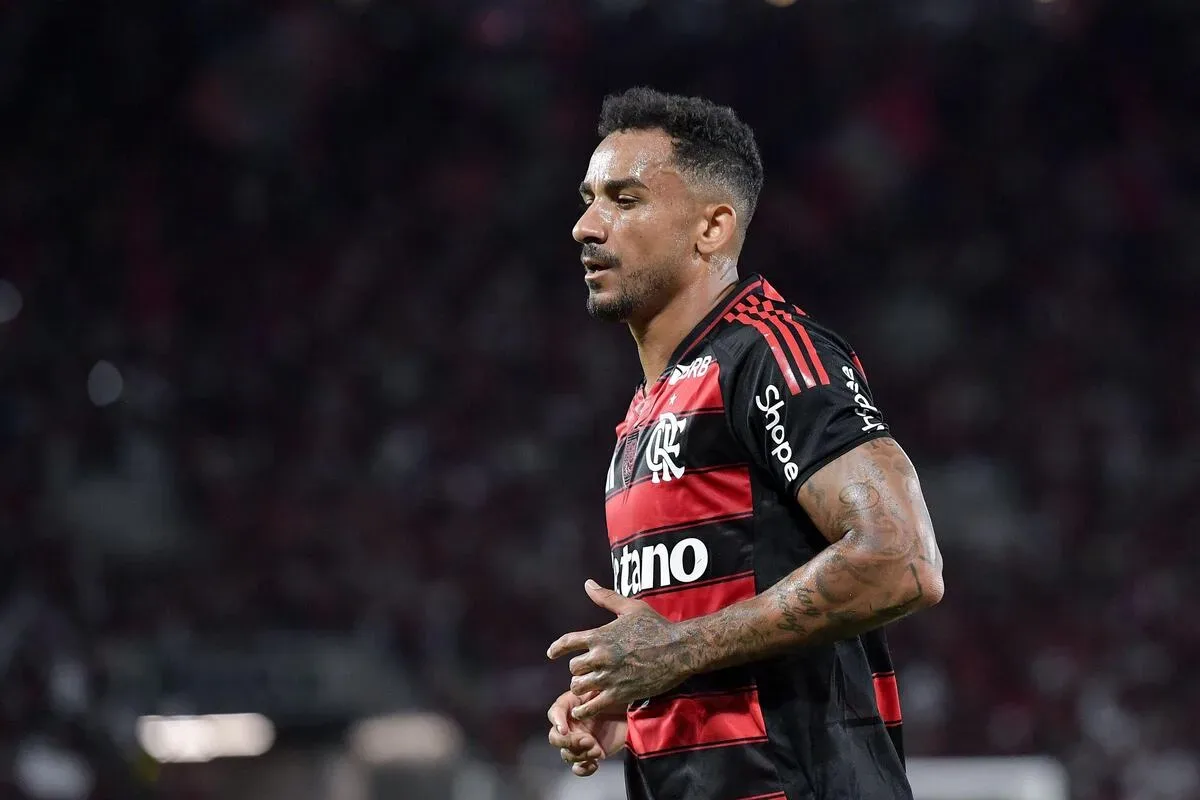 Danilo mantém futuro no Flamengo em aberto até 2027