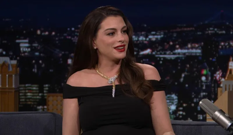 Anne Hathaway explica cena viral em estreia de Verity e pede desculpas