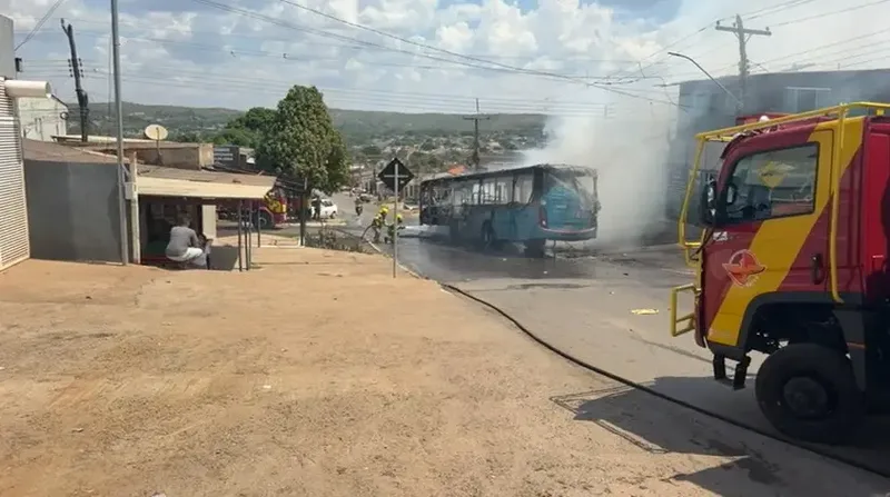 Incêndio destrói ônibus e danifica rede de telecomunicações em Santo Antônio do Descoberto