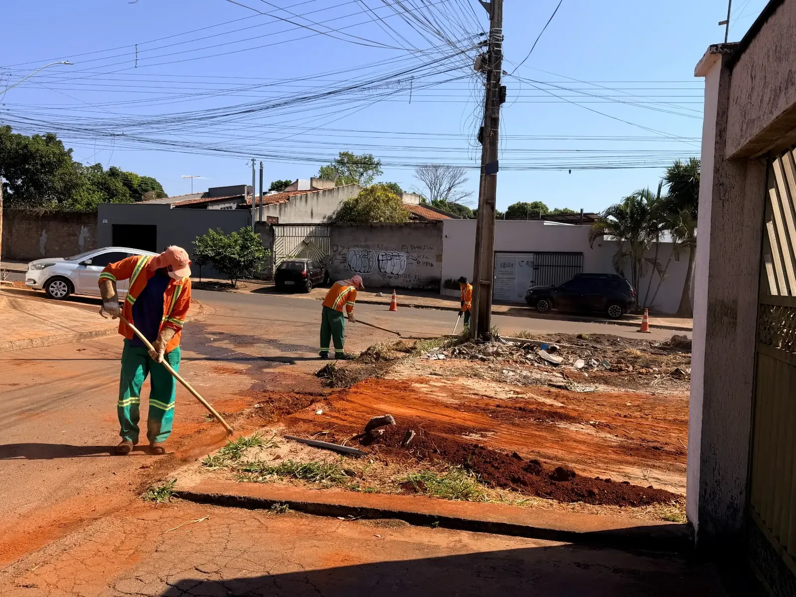 Goiânia limpa 817 lotes particulares após fiscalização