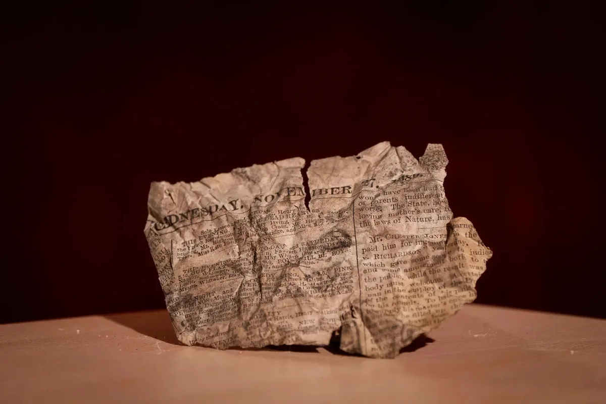 Reforma em Buckingham encontra jornal de 1889 e itens de antigas gerações