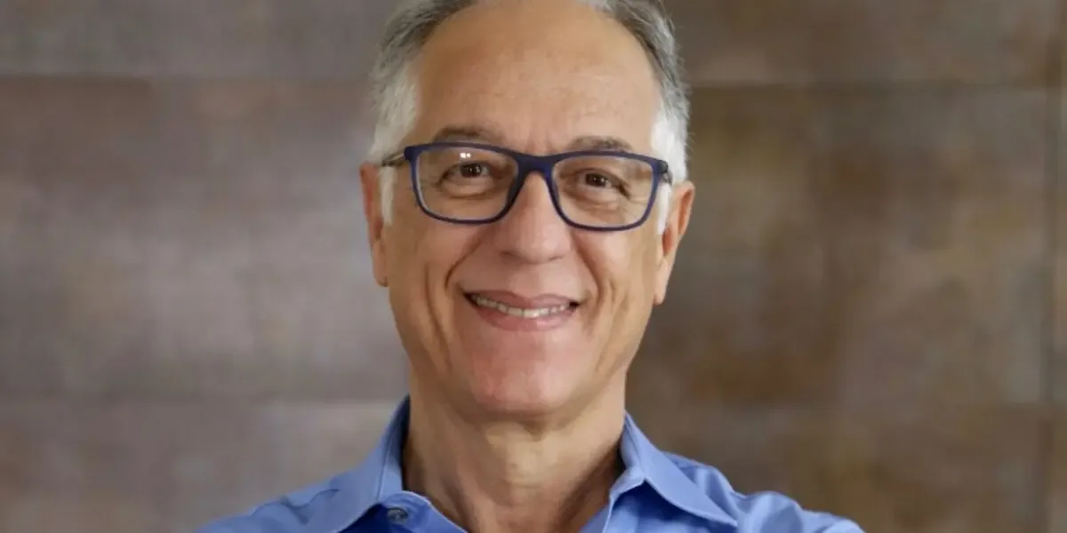 Adalberto de Queiroz reúne fé, memória e mundo em “Cantos”